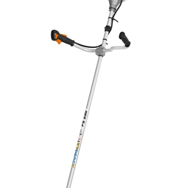 Guadaña Stihl FS 230 para trabajos de siega en agricultura